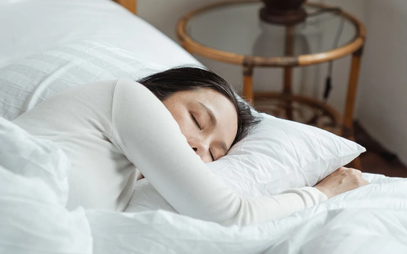 Person som sover rolig i en lys seng